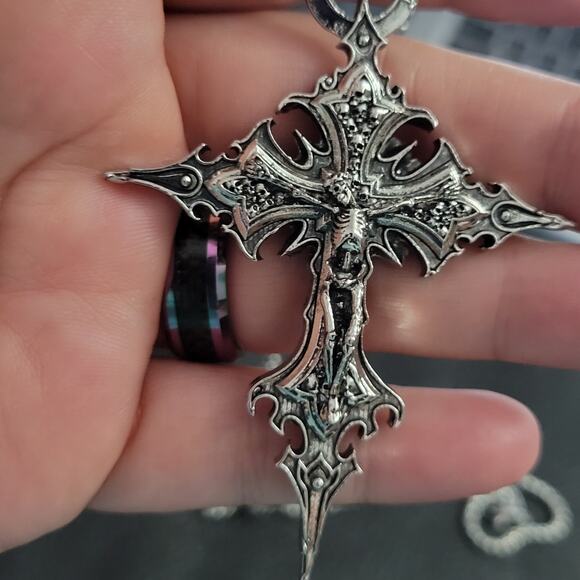 Gothic skeleton crucifix silver tone cross necklace - Picture 4 of 7